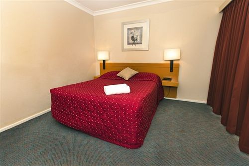 Overland Motel 3*