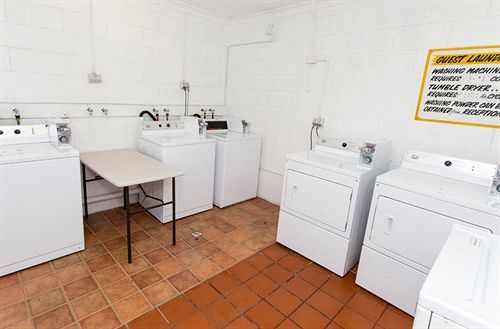 Overland Motel 3*